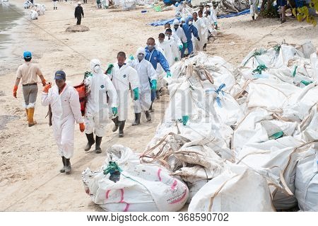 Rayong,thailand-february 8,2013 : Unidentified Volunteers Line Up To Put The Plastic Pallet In The S