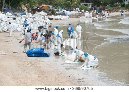 Rayong,thailand-february 8,2013: Unidentified Workers And Volunteers Remove And Clean Up Crude Conta