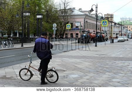 Moscow, Russia - May 9, 2020:on Pyatnitskaya Street In Moscow During The Epidemic Of The Coronavirus