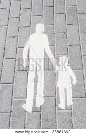 타일에 성인과 아이 걷고 화이트 실루엣