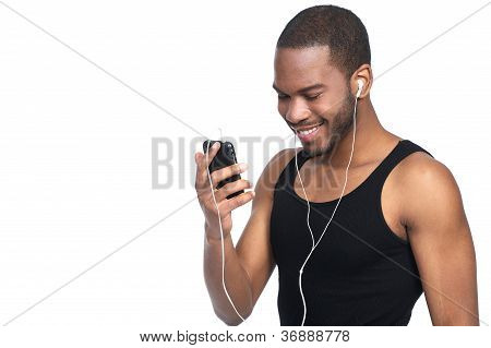 Mladý muž poslouchá Mp3 přehrávač