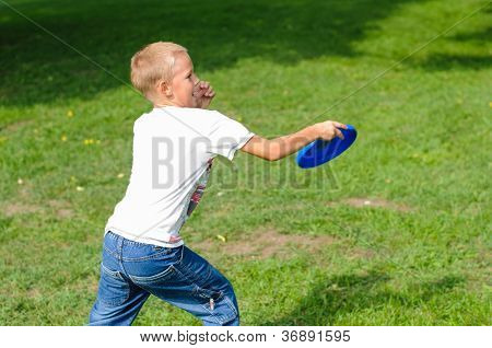 Little Boy jogando Frisbee
