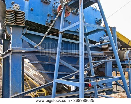 Vibratory Separator With Eccentric Electric Drive, Hopper And Belt Conveyor As Part Of The Productio
