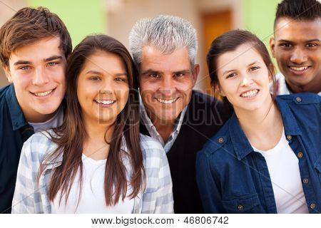 close up Portrait von fröhlich Gymnasiallehrer und weibliche Studenten
