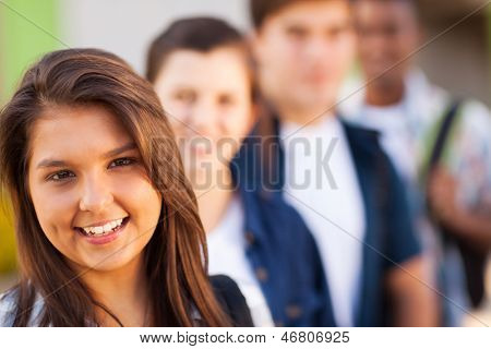 Porträt von Teenager Schulmädchen mit Freunden