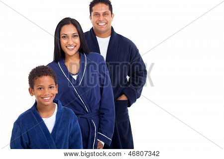 munter ung indisk familie i nightclothes isoleret på hvid