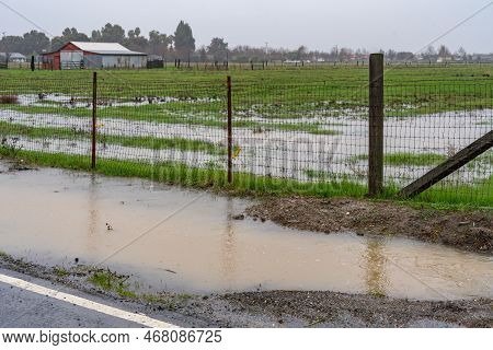 Brentwood, California Usa 12 31 2022: Atmospheric River Flooding Marsh Creek Canal In Brentwood, Cal