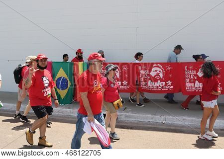 Brasilia, Brazil Jan 1 2023 Crowds Of People Heading Down The Esplanada Towards The National Congres
