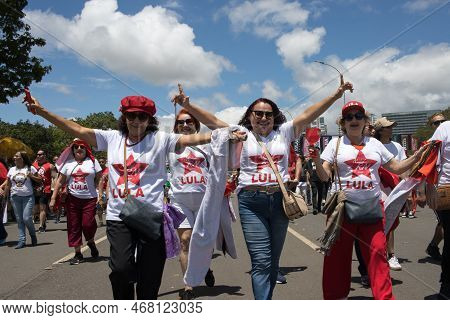 Brasilia, Brazil Jan 1 2023 Crowds Of People Heading Down The Esplanada Towards The National Congres