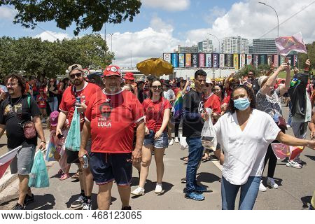 Brasilia, Brazil Jan 1 2023 Crowds Of People Heading Down The Esplanada Towards The National Congres