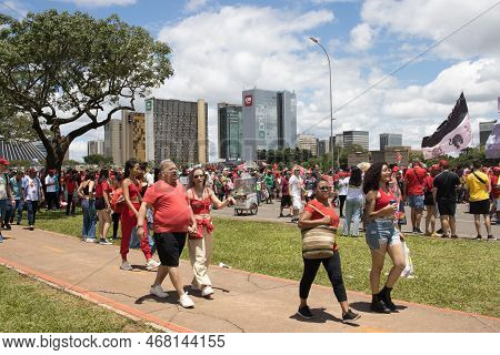 Brasilia, Brazil Jan 1 2023 Crowds Of People Heading Down The Esplanada Towards The National Congres