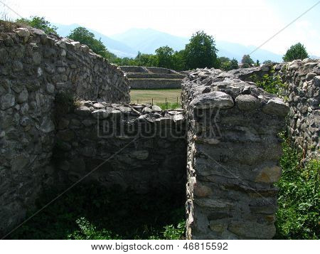 Oude ruïnes van Colonia Ulpia Traiana Augusta Dacica Sarmizegetusa in Roemenië