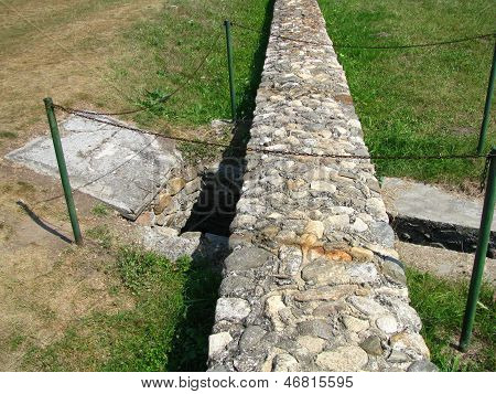 Oude ruïnes van Colonia Ulpia Traiana Augusta Dacica Sarmizegetusa in Roemenië