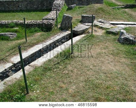 Oude ruïnes van Colonia Ulpia Traiana Augusta Dacica Sarmizegetusa in Roemenië
