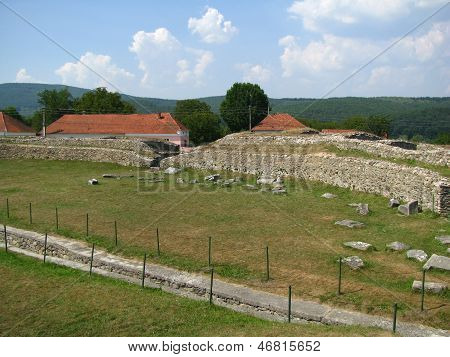 Oude ruïnes van Colonia Ulpia Traiana Augusta Dacica Sarmizegetusa in Roemenië