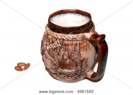 Mug เบียร์และอัลมอนด์