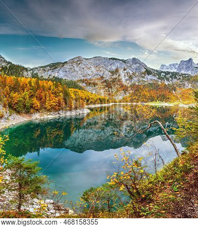 Picturesque Hinterer Gosausee Lake, Upper Austria. Colorful Autumn Alpine View Of Mountain Lake With