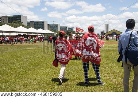 Brasilia, Brazil Jan 1 2023 Lula Supporters Gathering In Front Of The National Congress Showing Supp