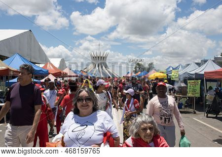 Brasilia, Brazil Jan 1 2023 Crowds Of People Heading Down The Esplanada Towards The National Congres