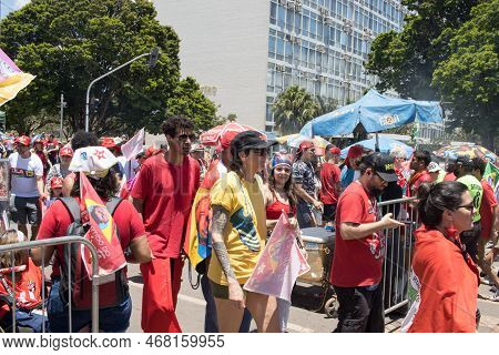 Brasilia, Brazil Jan 1 2023 Crowds Of People Heading Down The Esplanada Towards The National Congres