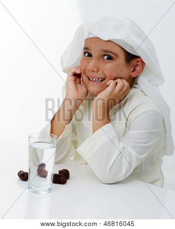 Muslimské chlapeček nosit islámský oděv připraven pro brzdění Ramadán rychle