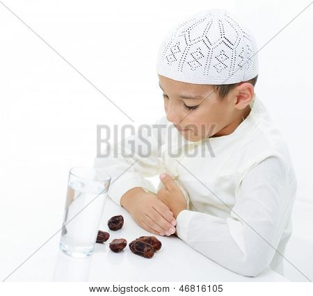 Muslimské chlapeček nosit islámský oděv připraven pro brzdění Ramadán rychle