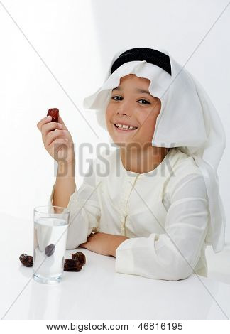 Muslimské chlapeček nosit islámský oděv připraven pro brzdění Ramadán rychle
