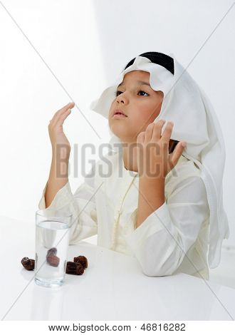 Muslimské chlapeček nosit islámský oděv připraven pro brzdění Ramadán rychle