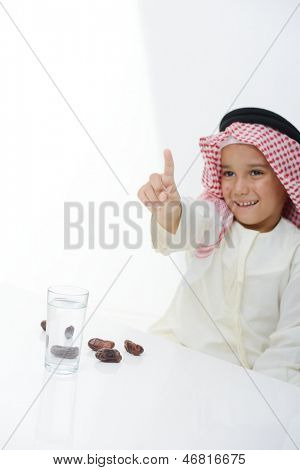 Muslimské chlapeček nosit islámský oděv připraven pro brzdění Ramadán rychle