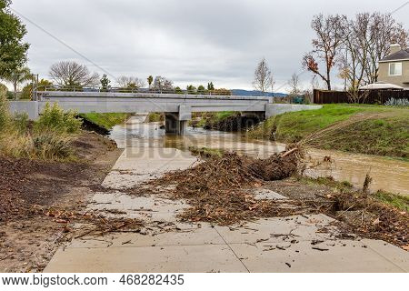 Brentwood, California Usa 01 04 23: A Flooded Walk Way Under A Overpass In Brentwood, California Dur