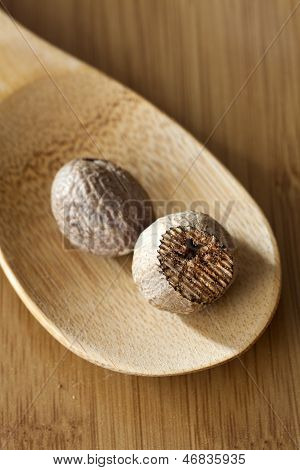 Nuez moscada en la cuchara de madera