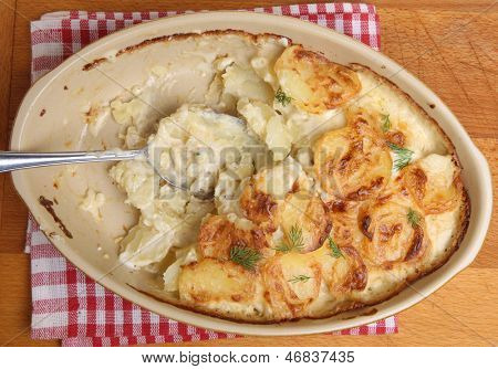 Dauphinoise картофель в кастрюлю