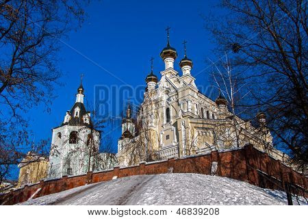 Der Gebäudekomplex St. Intercession orthodoxe Kloster in Charkiw, Ukraine