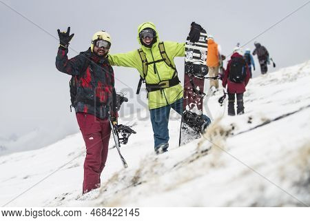 Kaltenbach ​hochfugen, Austria - 11 Jan, 2020: A Group Of Snowboarders On A Freeride In The Snowy Mo