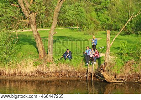 Sedniv Village Chernihiv Region / Ukraine. 29 September 2015: Fathers And Children Fishing. Families