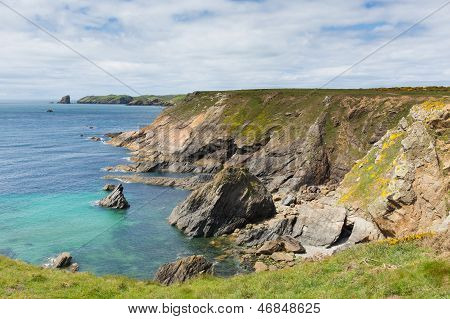 Velšský pobřežní pohled směrem k Skomer ostrov Pembrokeshire