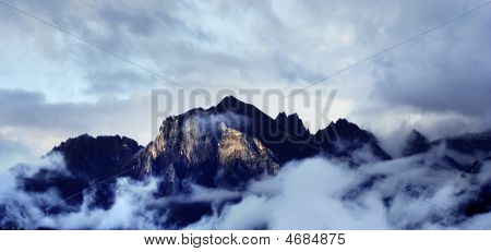 Giorno vista delle montagne a Deqin della Cina nella provincia dello Yunnan