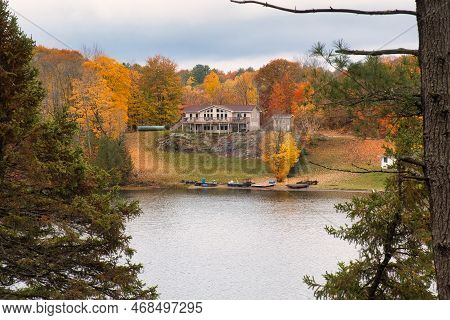 Kawartha Lakes, Canada - 20 October 2022: A Cabin On The Shore Of A Small Lake In The Kawartha Lakes