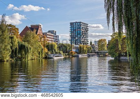 Berlin, Germany - October 9, 2022: Spree River Embankment Holsteiner Ufer With An Arch Bridge Hansab
