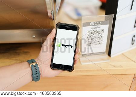 Chiang Mai, Thailand - October 15, 2022 : Male Holds Iphone 6s With Shopify Application On The Scree