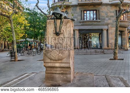 Barcelona, Spain - November 26, 2021: Font De La Granota Fountain At The Intersection Of Av. Diagona