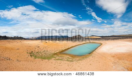 ビチはアイスランド、Krafla の北東にあるターコイズ色の美しいクレーター湖です。