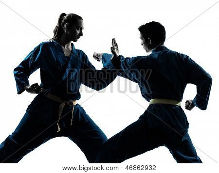 casal de mulher de um homem exercendo artes marciais karate vietvodao studio silhueta isolado na whit