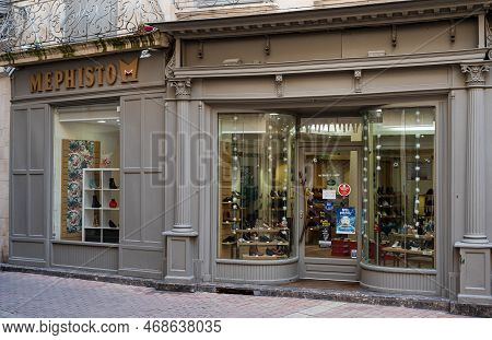 Nimes, Occitanie, France, 12 31 2022 - Facade Of The Mephisto Shoe Shop