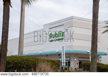 Vilano Beach, Florida - December 29, 2022: Publix Grocery Store With A Pharmacy, Exterior View