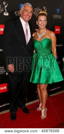 LOS ANGELES - 16 juin: Jerry Douglas, Kym Douglas arrive à la 40e Daytime Emmy Awards à Ski