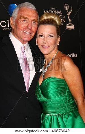 LOS ANGELES - 16 juin: Jerry Douglas, Kym Douglas arrive à la 40e Daytime Emmy Awards à Ski