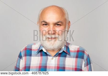 Elderly Caucasian Old Man Face. Old Mature Senior Man With Grey Beard On Grey Studio Background. Por