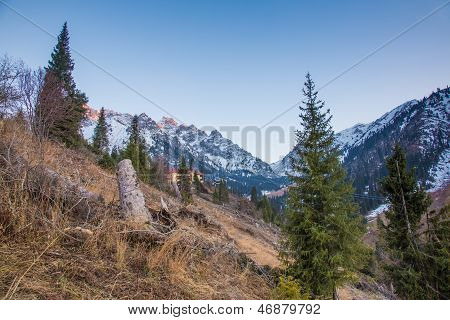 Panorama di natura verde delle montagne, neve e cielo blu In Chimbulak Almaty, Kazakistan