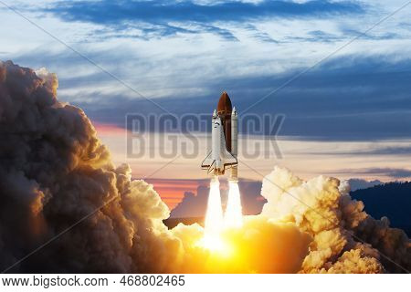 Spaceship Lift Off. Space Shuttle With Smoke And Blast Takes Off Into Space On A Background Of Sunse